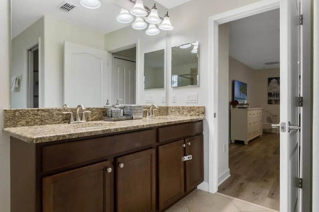 6 Beautiful Bedrooms 6 Baths Pool & Spa Home Davenport